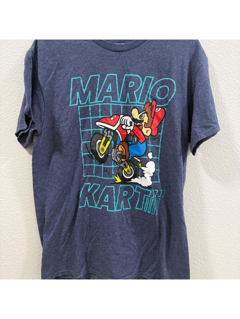 Mario kart T-Shirt with Mario on a motorcycle Size M